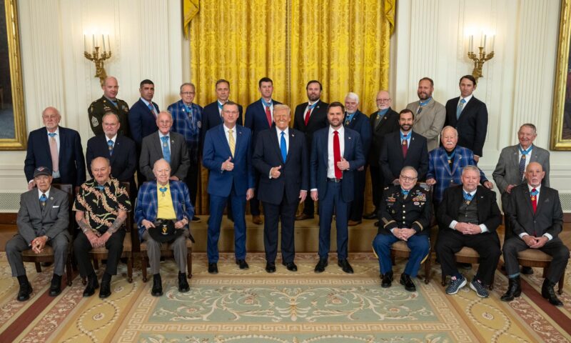 Trump le-a dat cadou angajaților administrației pantofi Florsheim