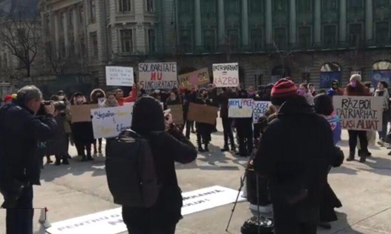 Protest de 8 Martie în Piața Universității. Cei prezenți cer drepturi și siguranță pentru femei