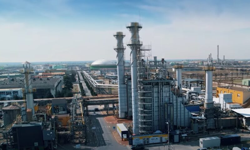 Producția de carburanți la Petrobrazi, redusă temporar în plină criză. Rafinăria intră în revizie