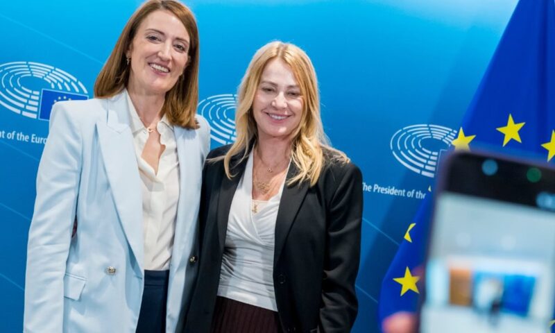 Nadia Comăneci, invitată de onoare la Parlamentul European. Ce cadouri a primit fosta gimnastă