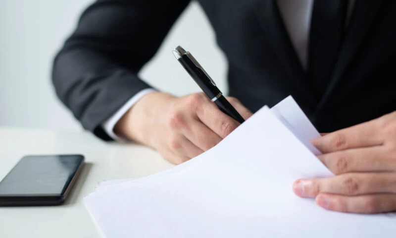 Schimbare la vânzarea locuințelor și mașinilor. Documentul care devine obligatoriu pentru români