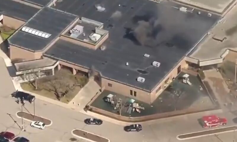 Atac armat la o sinagogă din statul Michigan. Bărbatul, care a intrat cu mașina în clădire, a fost omorât