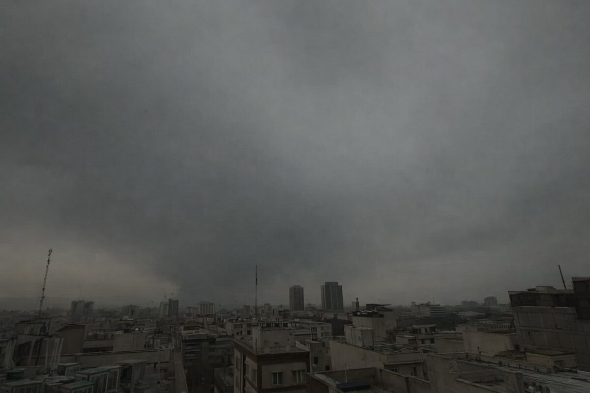 Teheranul, acoperit de fum negru după atacuri asupra infrastructurii petroliere a Iranului