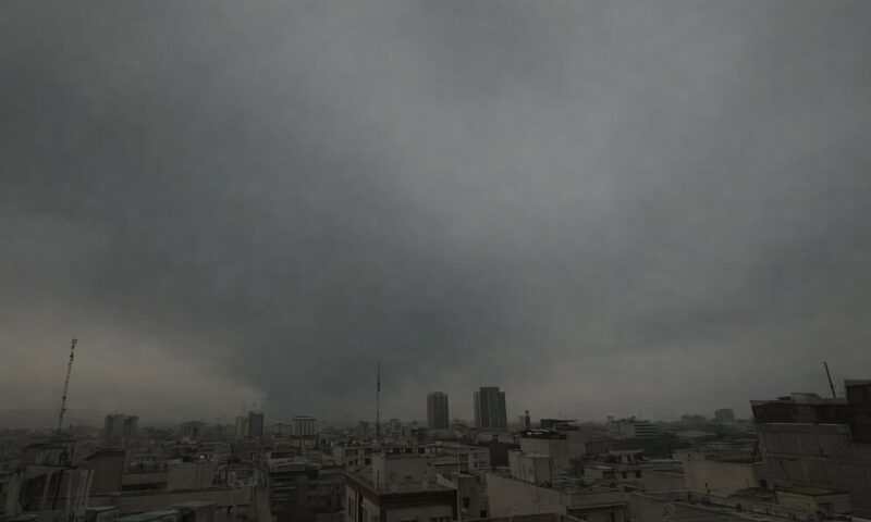 Teheranul, acoperit de fum negru după atacuri asupra infrastructurii petroliere a Iranului