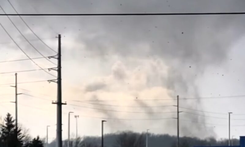 Cel puţin patru persoane au murit, iar peste zece au fost rănite în urma tornadelor din SUA