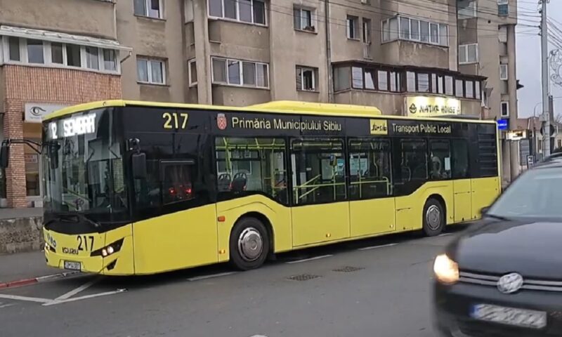 Două femei au ajuns la spital, după ce au căzut dintr-un autobuz în Sibiu