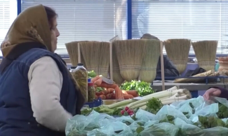 Urzicile, mai scumpe decât carnea. Cât plătesc românii prea leneși să și le culeagă singuri