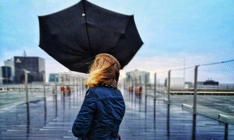 Vânt puternic în mai multe regiuni din țară. Un județ din România, sub cod galben 