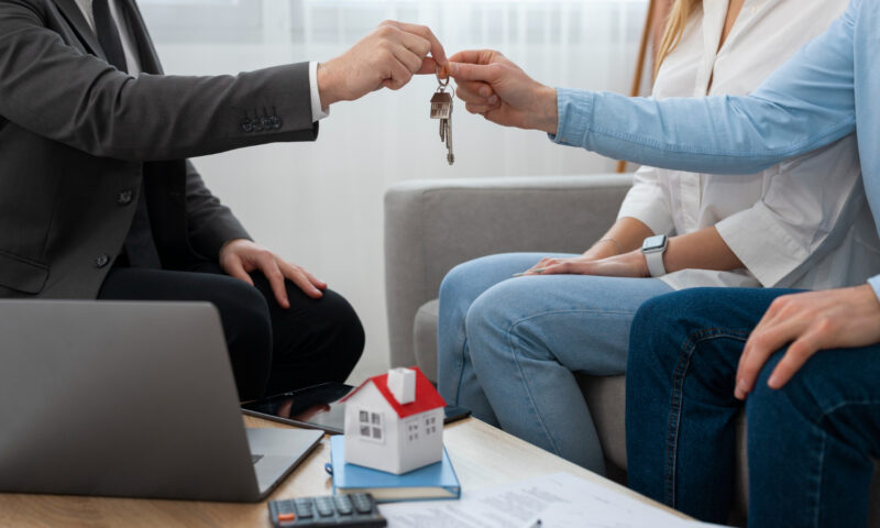 Taxe de vânzare pentru proprietate. Ce plătești când vinzi o casă sau un apartament în 2026