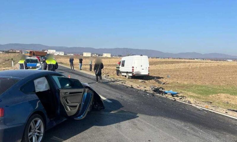 Trafic blocat în județul Suceava, după un accident între un microbuz și un autoturism. Care este bilanțul victimelor