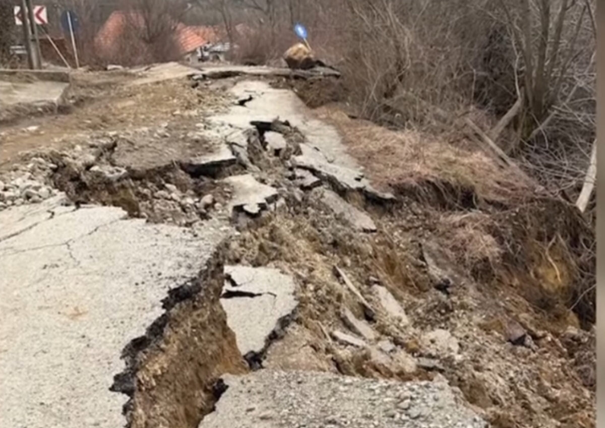 Zeci de familii din județul Vâlcea, izolate de aproape trei săptămâni, după ce drumul de acces spre localitate a cedat