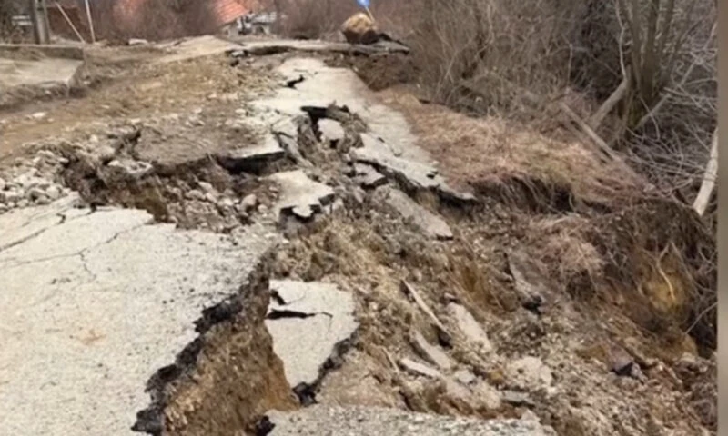 Zeci de familii din județul Vâlcea, izolate de aproape trei săptămâni, după ce drumul de acces spre localitate a cedat