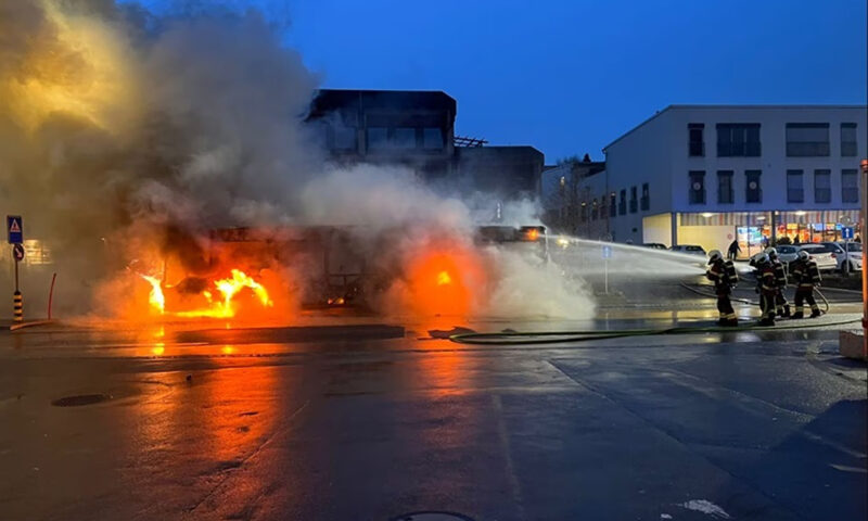 Autocar în flăcări la Kerzers, Elveția. Șase persoane și-au pierdut viața, anchetatorii iau în calcul un act deliberat