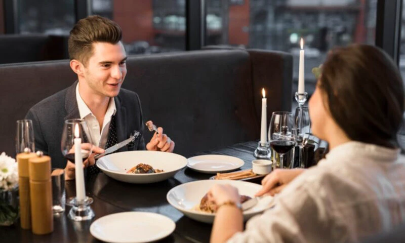 Românii ies tot mai rar la restaurant. Recesiunea schimbă obiceiurile de consum