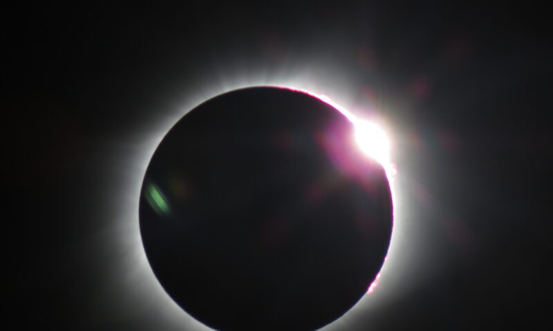 Eclipsa de Lună aduce schimbări profesionale pentru patru zodii. Schimbări de direcție și oportunități noi