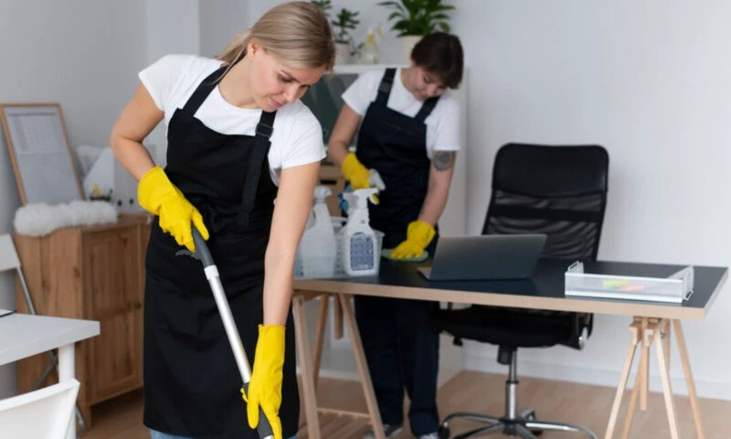 Cât te costă curățenia de primăvară dacă apelezi la o firmă specializată. Care e soluția cea mai simplă