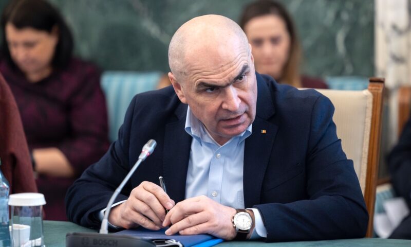 "Bombele" din Bugetul Bolojan. Cifre umflate, datorii ascunse, tăieri majore în Educație și Cercetare. Povara pusă pe umerii pensionarilor și al salariaților. Analiză CES