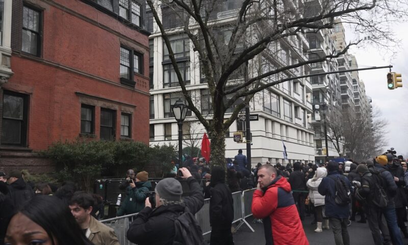 Alertă la reședința primarului din New York. Dispozitive improvizate, aruncate în timpul unui protest
