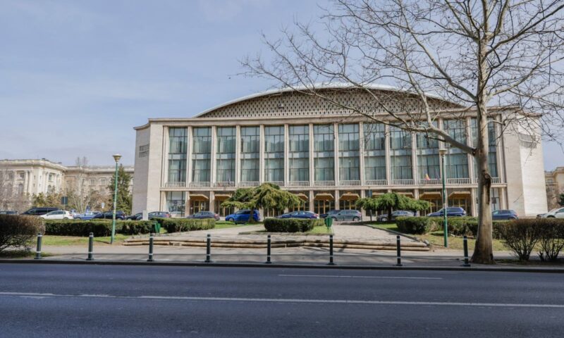 Stâlpișori montați în centrul Bucureștiului. Șoferii nu mai au acces pe trotuarere