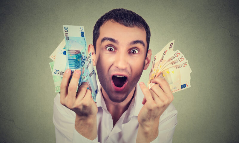 Horoscop financiar cu surprize. Trei zodii dau lovitura în martie