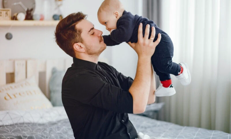 Concediul de paternitate în 2026: drepturi, condiții și indemnizație. Ghid complet pentru viitorii părinți