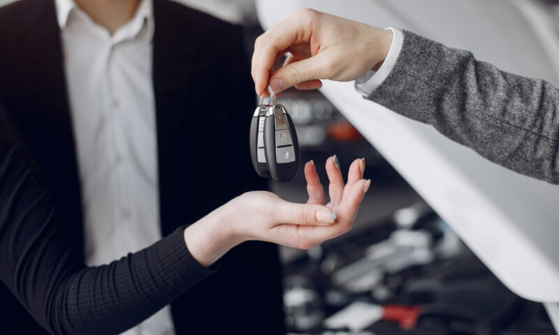 Ce acte sunt necesare când cumperi sau vinzi o mașină. Capcanele și riscurile ignorate de șoferi