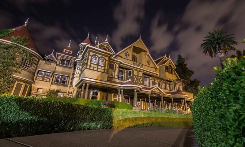 Casa cu 160 de camere și scări care nu duc nicăieri. Cea mai bizară clădire din lume a fost construită timp de 38 de ani